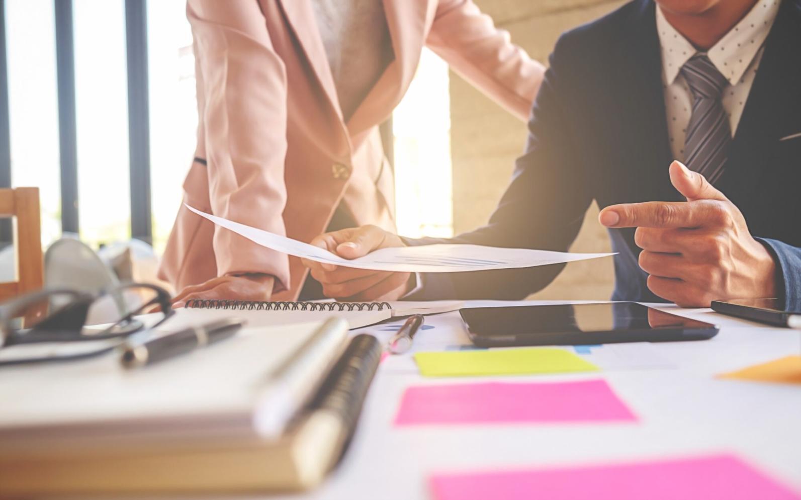 Finanzanalyse Arbeitsplatz mit Diagrammen und Berechnungen